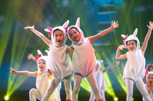 introduce 少儿舞蹈是由少儿表演或表现少儿生活的舞蹈 是对儿童进行